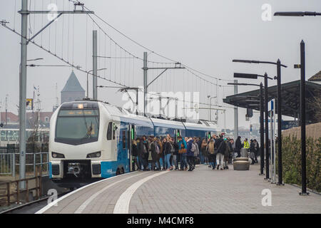 KAMPEN, Paesi Bassi - 15 dicembre 2017: i passeggeri sono imbarco sull' Keolis sprinter da Kampen a Zwolle. Foto Stock