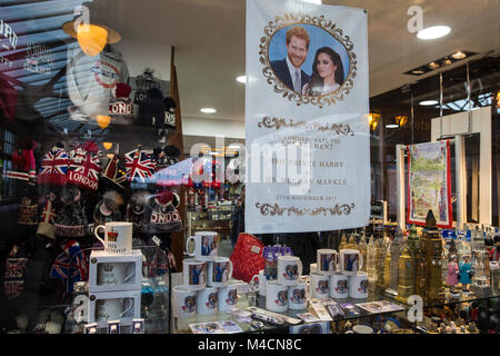 Windsor, Regno Unito. Il 15 gennaio, 2018. Tazze, un tovagliolo e altri cimeli con immagini del principe Harry e Meghan Markle nella vetrina di un negozio di articoli da regalo Foto Stock