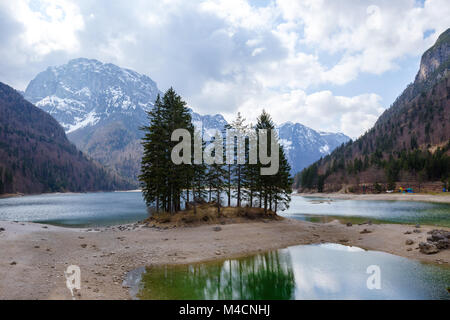 Lonely isola nel Lago del Predil, sulle Alpi Giulie, Italia, Europa. Foto Stock