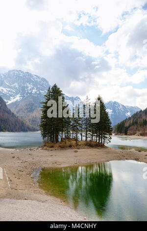 Lonely isola nel Lago del Predil, sulle Alpi Giulie, Italia, Europa. Foto Stock