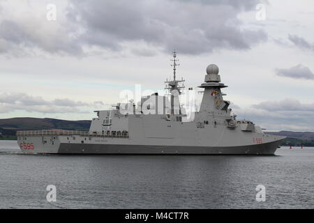 Il suo Luigi Rizzo (F565), un Bergamini-class frigate azionato dalla Marina Militare Italiana, come lei passa Greenock sul suo arrivo per esercitare congiuntamente il guerriero 17-2. Foto Stock