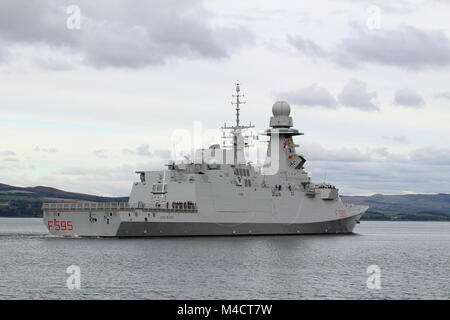 Il suo Luigi Rizzo (F565), un Bergamini-class frigate azionato dalla Marina Militare Italiana, come lei passa Greenock sul suo arrivo per esercitare congiuntamente il guerriero 17-2. Foto Stock