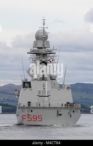 Il suo Luigi Rizzo (F565), un Bergamini-class frigate azionato dalla Marina Militare Italiana, come lei passa Greenock sul suo arrivo per esercitare congiuntamente il guerriero 17-2. Foto Stock