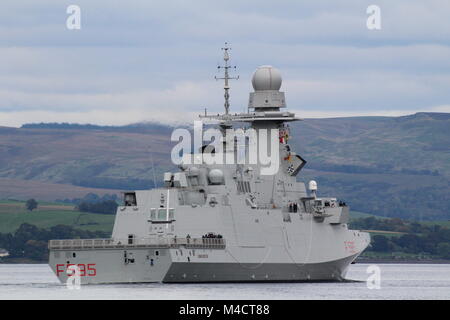 Il suo Luigi Rizzo (F565), un Bergamini-class frigate azionato dalla Marina Militare Italiana, come lei passa Greenock sul suo arrivo per esercitare congiuntamente il guerriero 17-2. Foto Stock