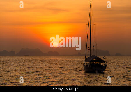 Barca a vela in mare la sera la luce del sole più belle grandi montagne sullo sfondo, lusso summer adventure Phuket Thailandia Foto Stock