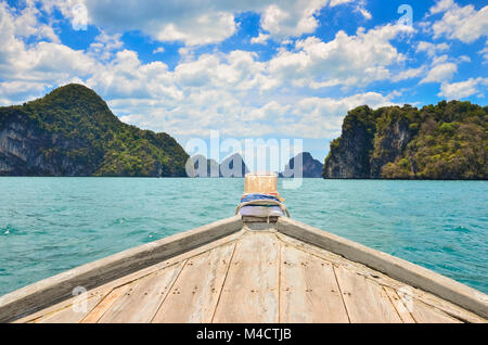 Barca di legno tradizionale nel mare delle Andamane isole circostanti della Thailandia, in Asia. Foto Stock