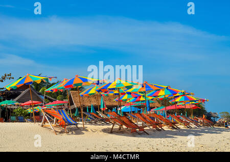 Mare,Isola,ombrello,Thailandia, Khai Isola di Phuket, lettini e ombrelloni su una spiaggia tropicale Foto Stock