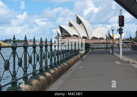 Sydney Opera House visto dalla strada Hickson sotto il Ponte del Porto di Sydney Foto Stock