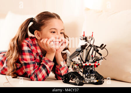 Estremamente felice giovane donna esame macchina robotica Foto Stock