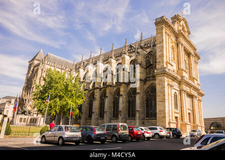 La cattedrale di Santo Stefano (Cathédrale Saint-Étienne), una chiesa cattolica romana di Châlons-en-Champagne, Francia, costruita in stile tardo gotico fiammeggiante st Foto Stock