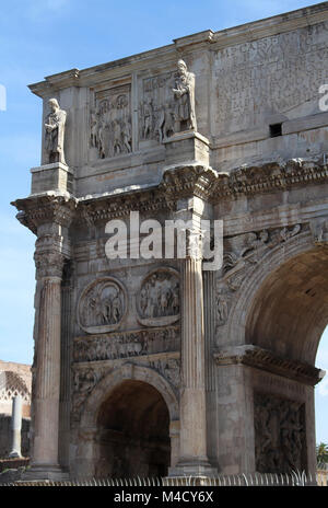 Il lato sinistro dell'Arco di Costantino dal sud, vicino al Colosseo, Roma, Italia. Foto Stock