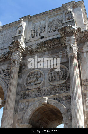 Il lato destro dell'Arco di Costantino dal sud, vicino al Colosseo, Roma, Italia. Foto Stock