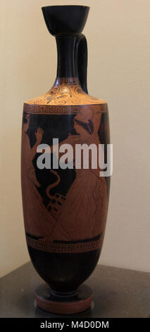 Una Terracotta lekythos (olio pallone) con Athena e Aglauros (440-430 a.C.) in esposizione presso il Colosseo, Roma; l'Italia. Foto Stock