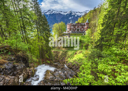 Vista sull'hotel dalle cascate di Giessbach. Svizzera Foto Stock