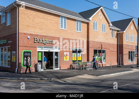 Vista esterna del supermercato Budgens. Mortimer, Berkshire, Inghilterra, GB, Regno Unito Foto Stock