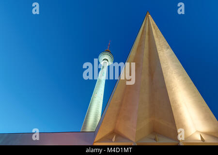 La famosa torre della TV ad Alexanderplatz di Berlino di notte Foto Stock