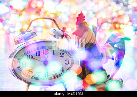 Anno nuovo orologio giacciono in Colorati luminosamente shiny tinsel Foto Stock