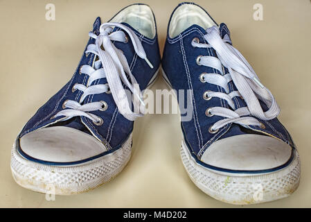 A pochi usato blue sneakers con lacci bianco Foto Stock