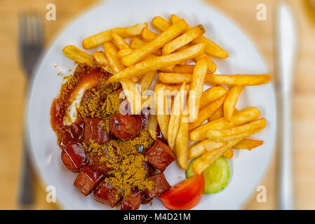 Salsiccia al curry con patatine fritte Foto Stock