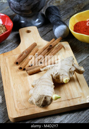 Still-life di spezie e di mortaio su una tavola di legno Foto Stock