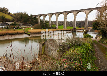 Stazione ferroviaria Calstock viadotto sul fiume Tamar, Cornwall, Inghilterra. Usato come una posizione Shot in the Sky TV serie deliziosa. Foto Stock