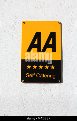 AA 5 Star Self Catering segno su una parete bianca. Cawsand, Cornwall Foto Stock