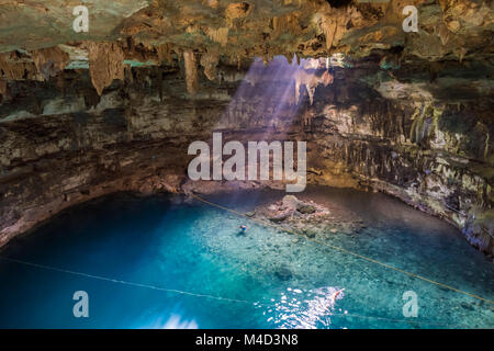 Cenote Samula vicino a Valladolid, Yucatan, Messico Foto Stock