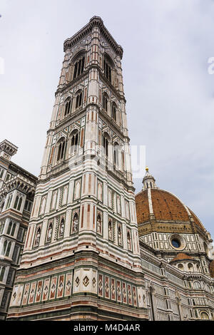 Il Duomo di Santa Maria del Fiore e il campanile. Firenze, Italia Foto Stock