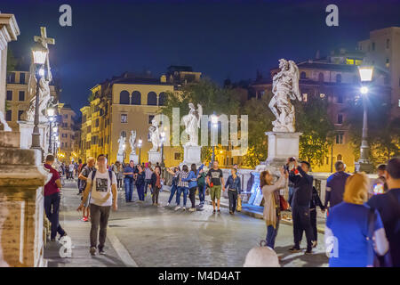 I turisti a piedi su Sant'Angelo ponte di Roma Foto Stock