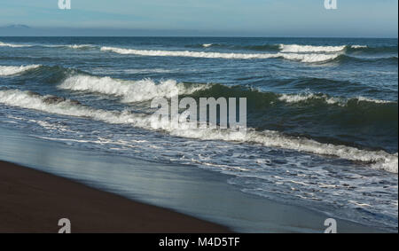 Khalaktyrsky spiaggia con sabbia nera. Oceano Pacifico lavaggi penisola di Kamchatka. Foto Stock