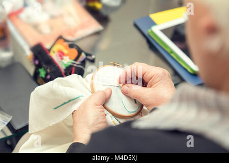 Donna mani facendo openwork ricamo Foto Stock