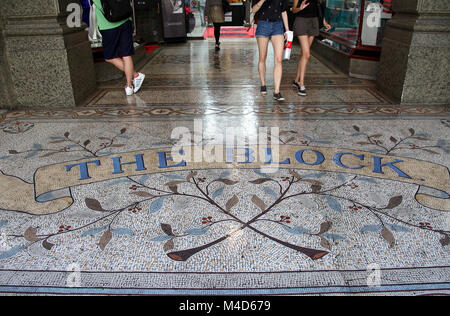 Ingresso al blocco shopping arcade a Melbourne Foto Stock