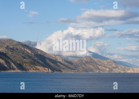 Nuvole sopra il Lefka Ori montagne di Creta Foto Stock