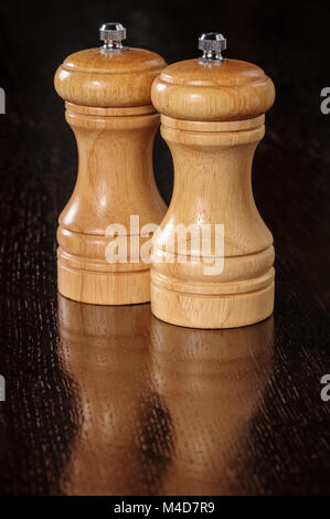 Due di legno macinapepe Foto Stock