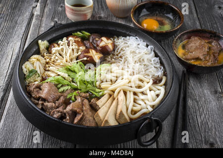 Sukiyaki in tradizionale ghisa giapponese Pot Foto Stock