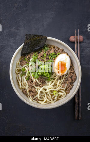 Ramen tritare la zuppa nel recipiente Foto Stock