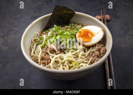 Ramen tritare la zuppa nel recipiente Foto Stock