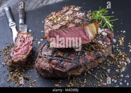 Barbecue Costata di manzo sulla lastra di ardesia Foto Stock