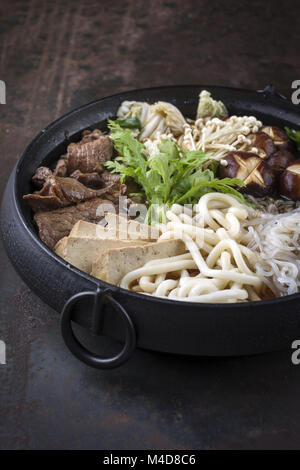 Sukiyaki in tradizionale ghisa giapponese Pot Foto Stock