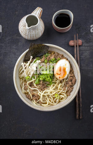 Ramen tritare la zuppa nel recipiente Foto Stock