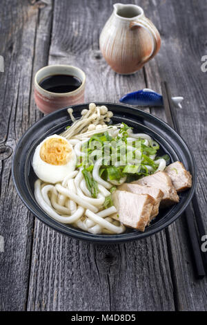 Pollo zuppa di Udon nel recipiente Foto Stock