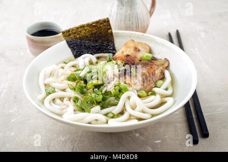 Udon zuppa di pesce nel recipiente Foto Stock