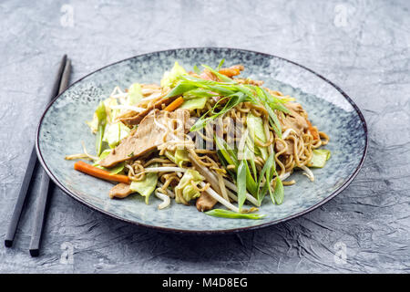 Yakisoba di pollo sulla piastra Foto Stock