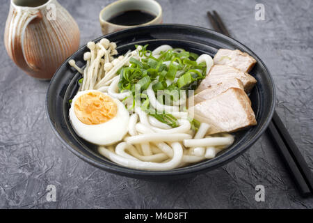 Pollo zuppa di Udon nel recipiente Foto Stock