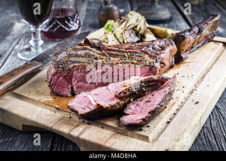 Barbecue Tomahawk Steak sul bordo di taglio Foto Stock