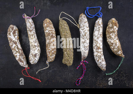 Salame sul vecchio foglio di metallo Foto Stock