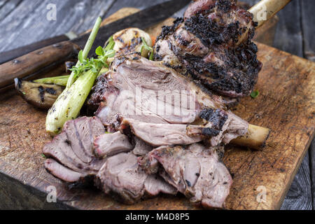 Fuso a snodo di agnello con verdure sul bordo di taglio Foto Stock