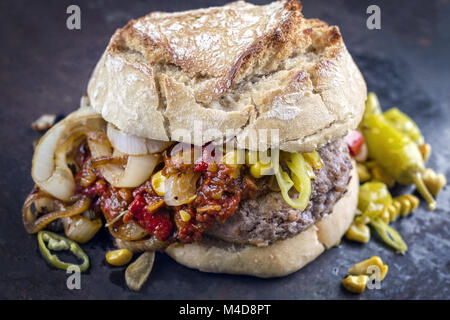 Hamburger con peperoncino assaporare il vecchio foglio di metallo Foto Stock