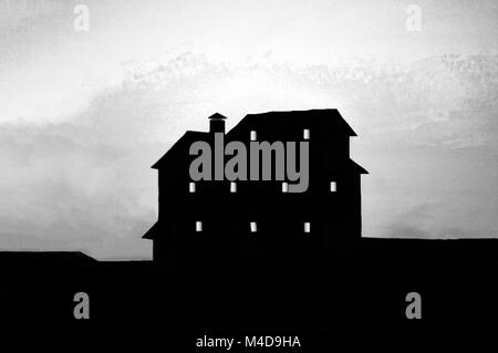 Un grande, spooky e edificio mishapen stagliano house aginast un grigio, inscurimento del cielo. Foto Stock