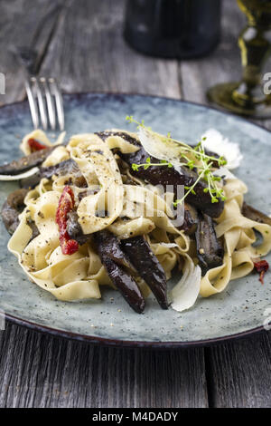 Pappardelle alla Melanzane sulla piastra Foto Stock